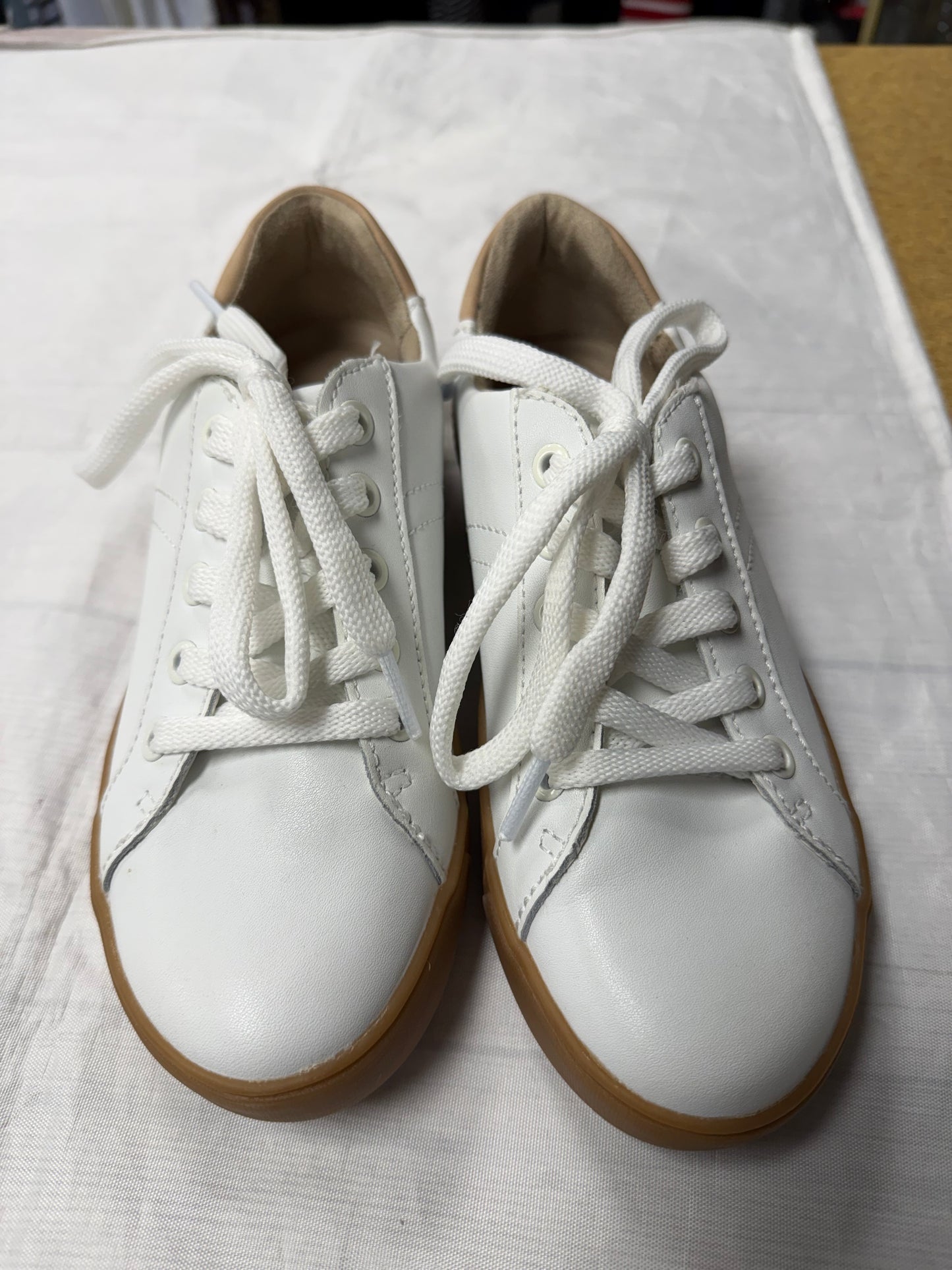 Shoes Sneakers By Naturalizer In White, Size:6